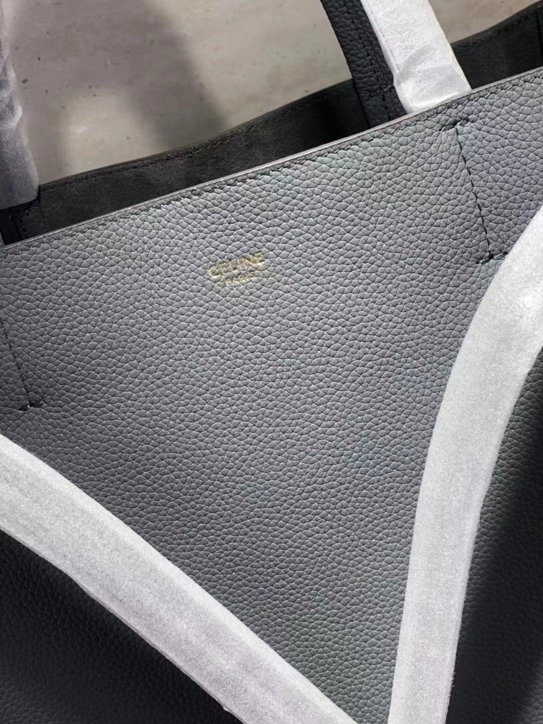 [CELINE-셀린느]  미디엄 카바스 팬텀 - 소프트 그레인 카프스킨 그레이