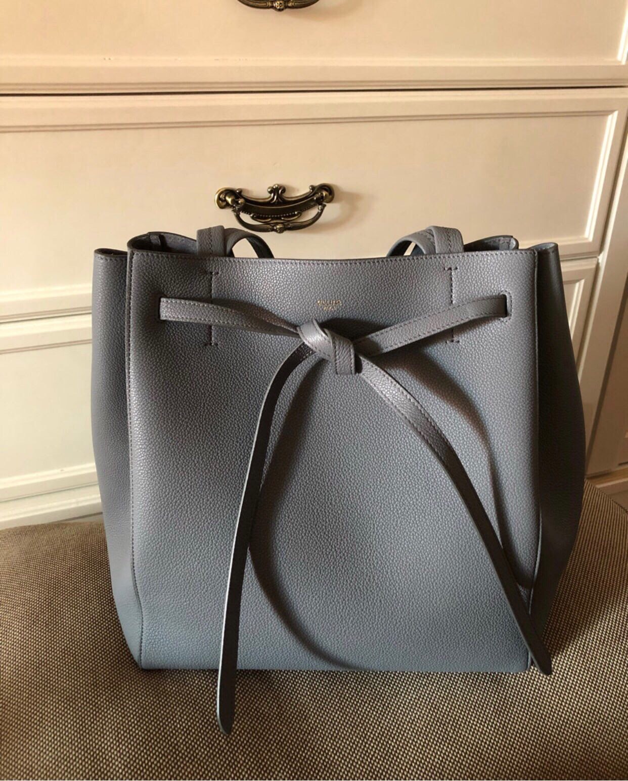 [CELINE-셀린느]  미디엄 카바스 팬텀 - 소프트 그레인 카프스킨 그레이