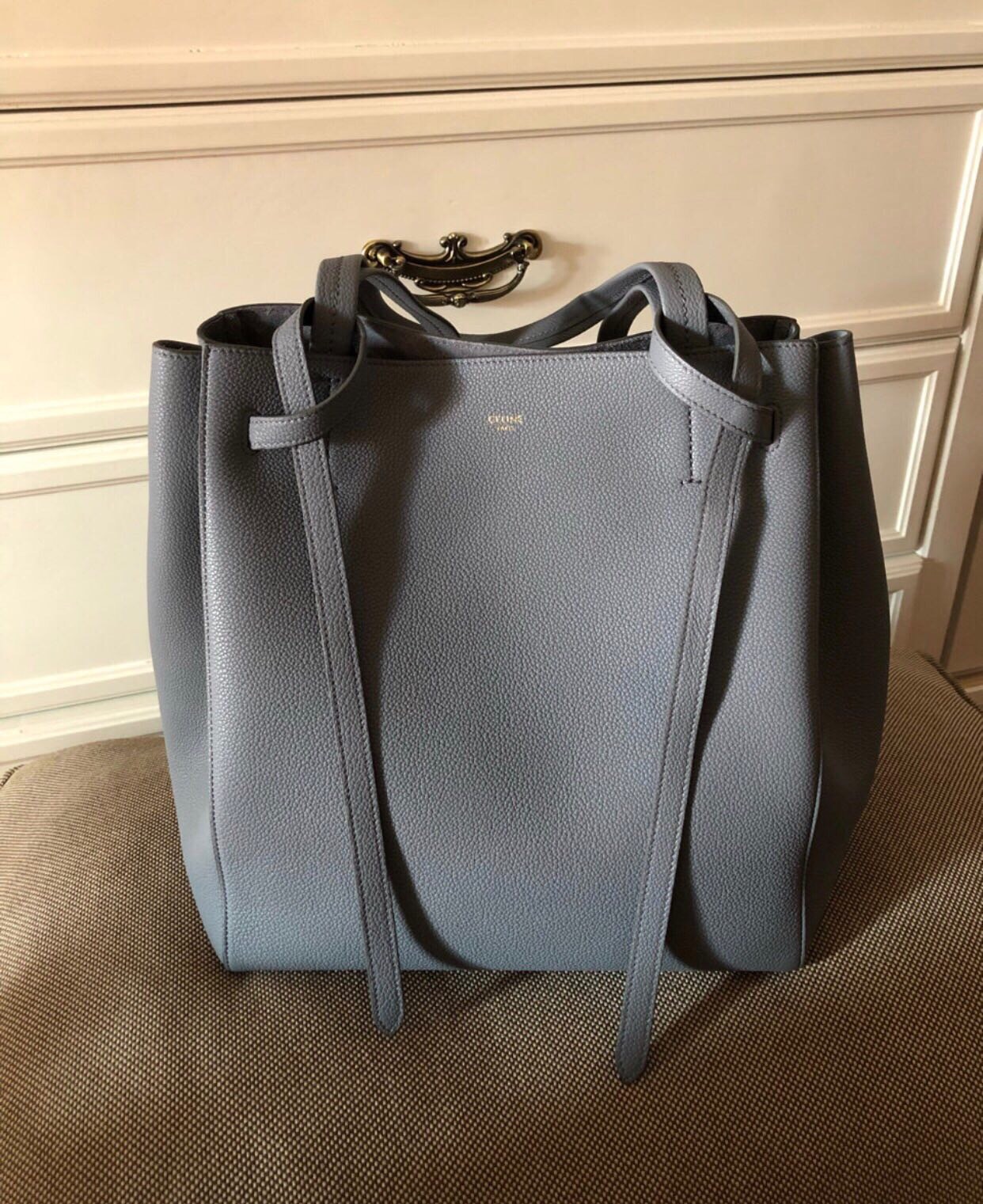 [CELINE-셀린느]  미디엄 카바스 팬텀 - 소프트 그레인 카프스킨 그레이