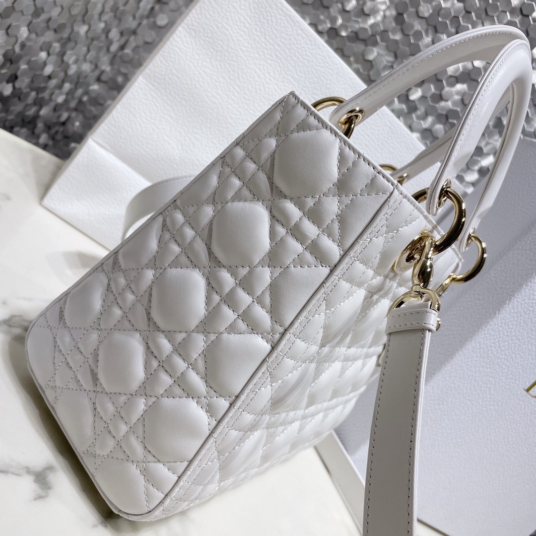 디올 레이디백 램스킨 금장 (화이트)