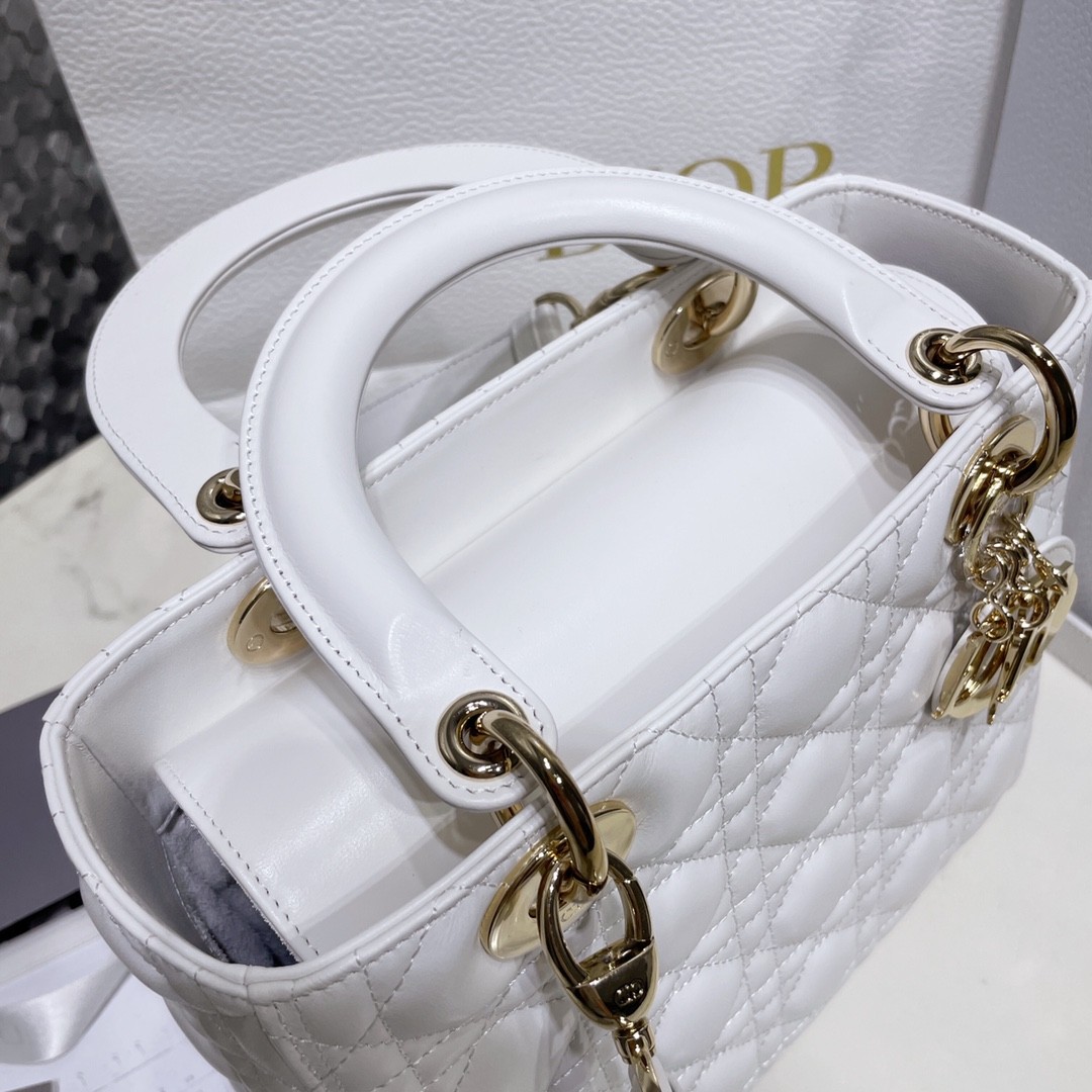 디올 레이디백 램스킨 금장 (화이트)