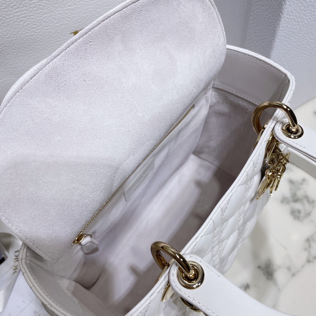 디올 레이디백 램스킨 금장 (화이트)