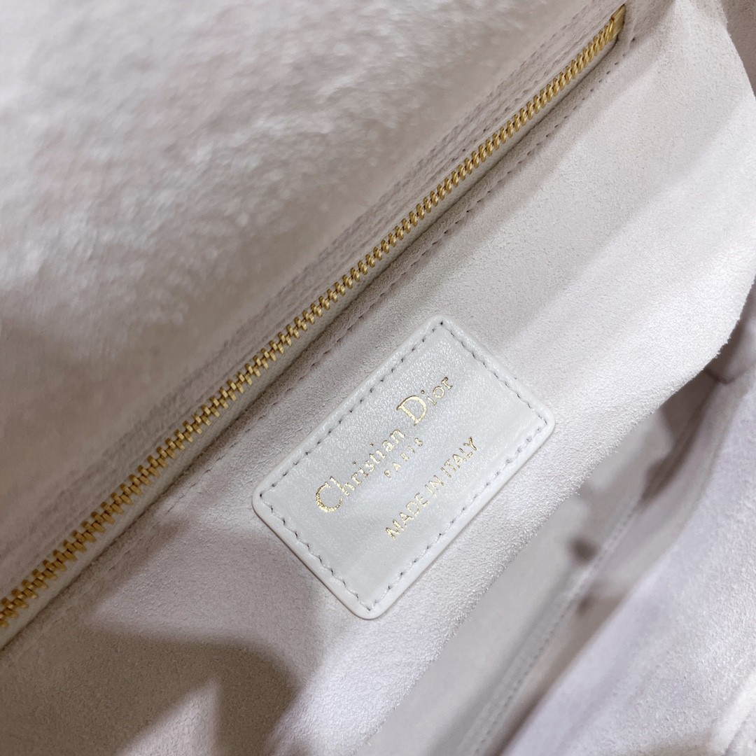 디올 레이디백 램스킨 금장 (화이트)