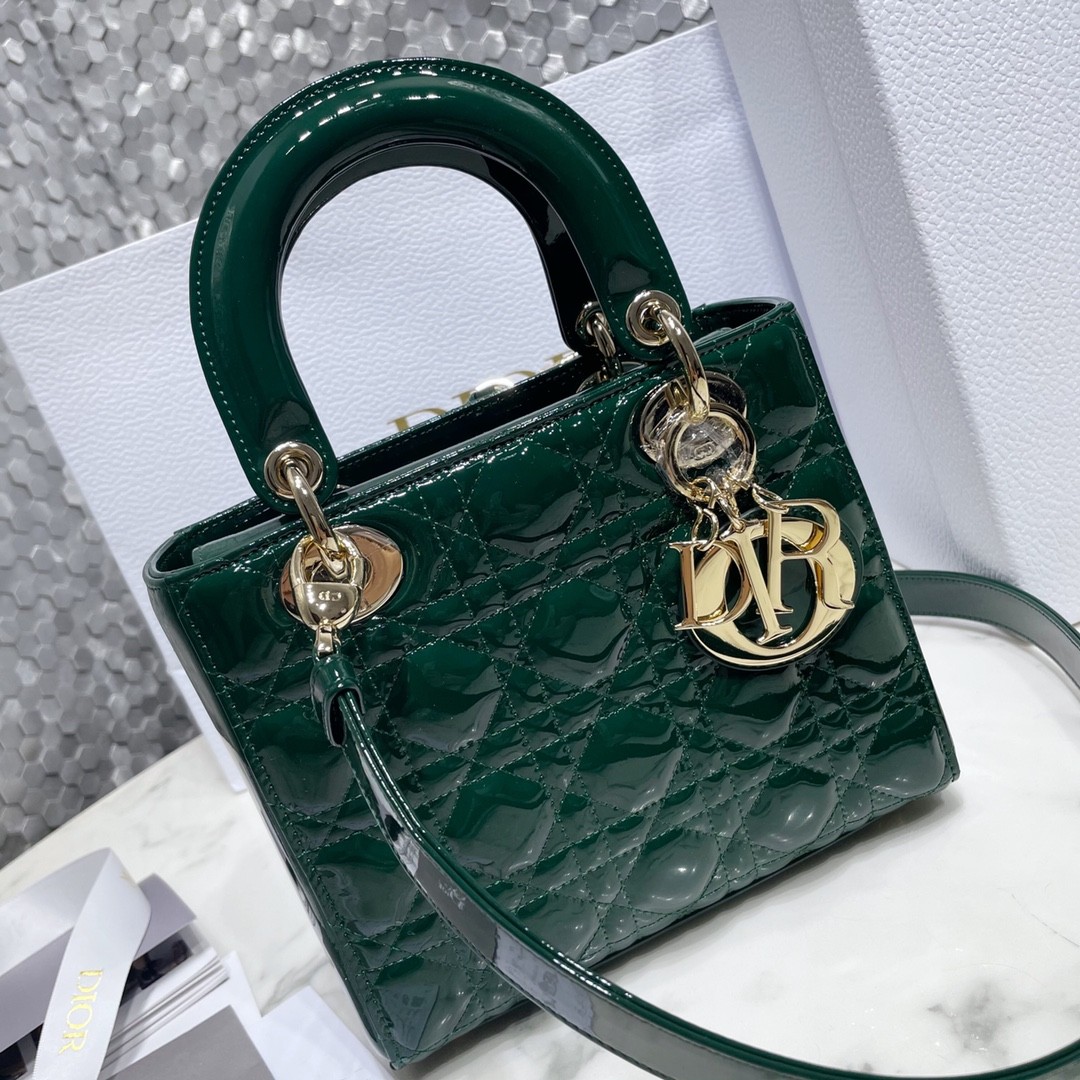 디올 레이디백 페이던트 금장 (딥그린)