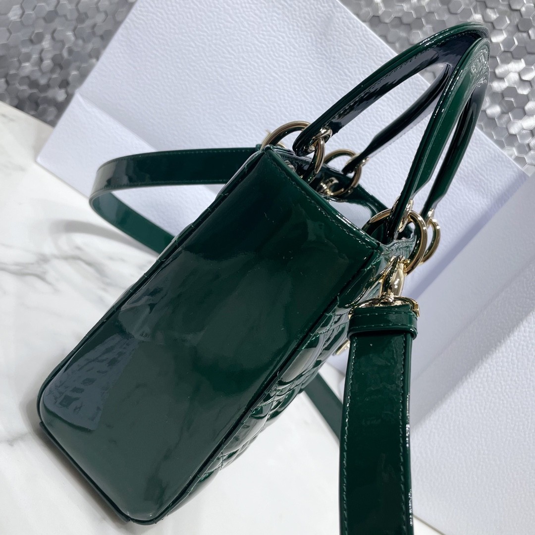 디올 레이디백 페이던트 금장 (딥그린)