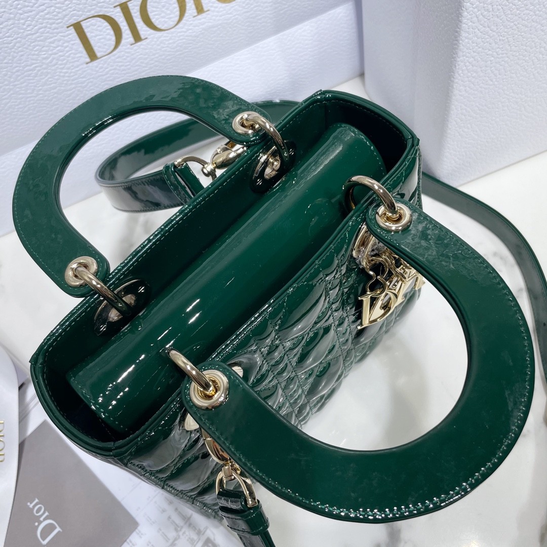 디올 레이디백 페이던트 금장 (딥그린)