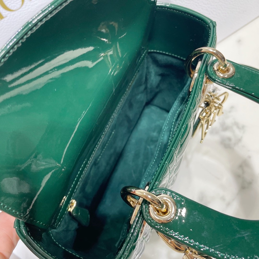 디올 레이디백 페이던트 금장 (딥그린)