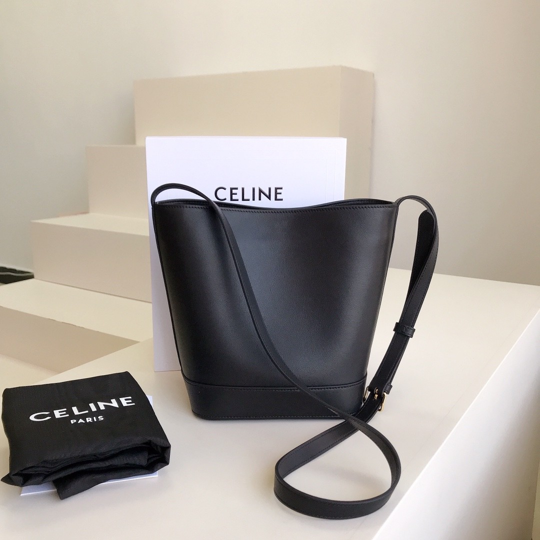 [CELINE-셀린느] 셀린느 미디엄  버킷 퀴르 트리옹프 스무스 카프스킨 블랙