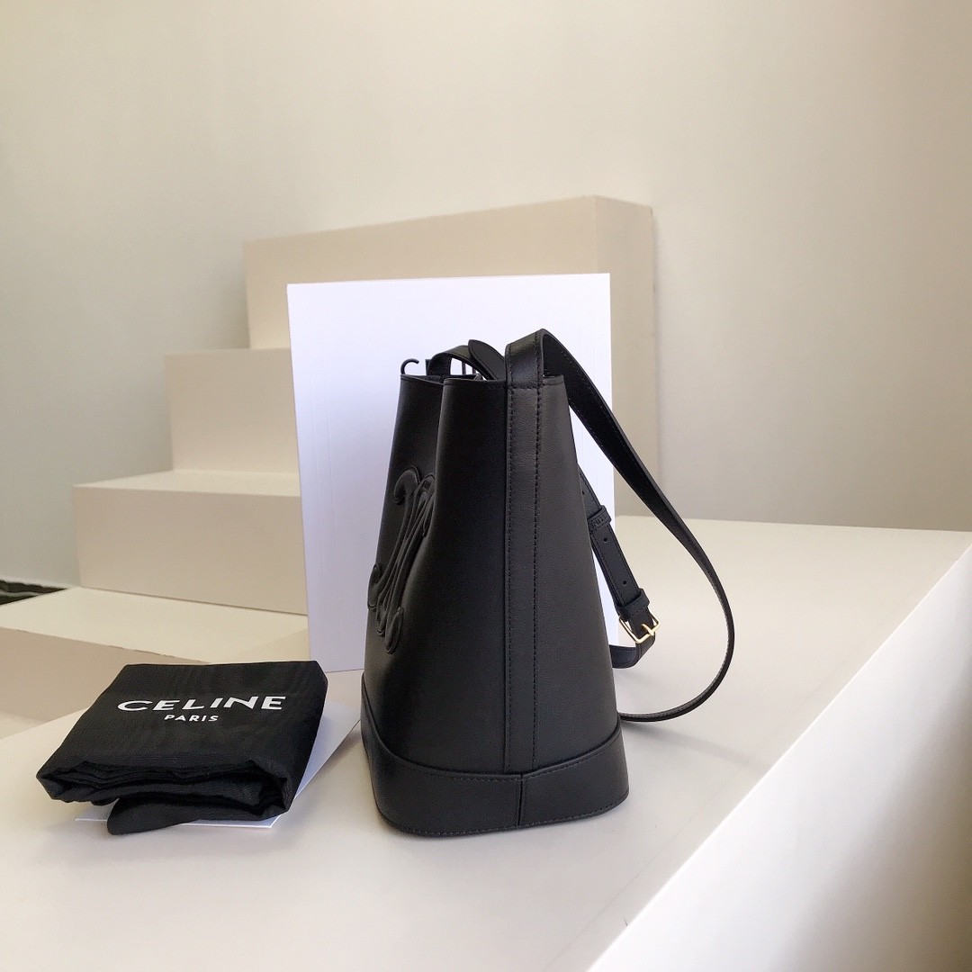 [CELINE-셀린느] 셀린느 미디엄  버킷 퀴르 트리옹프 스무스 카프스킨 블랙