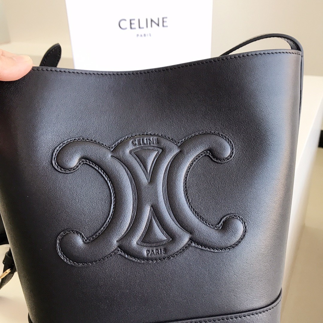 [CELINE-셀린느] 셀린느 미디엄  버킷 퀴르 트리옹프 스무스 카프스킨 블랙