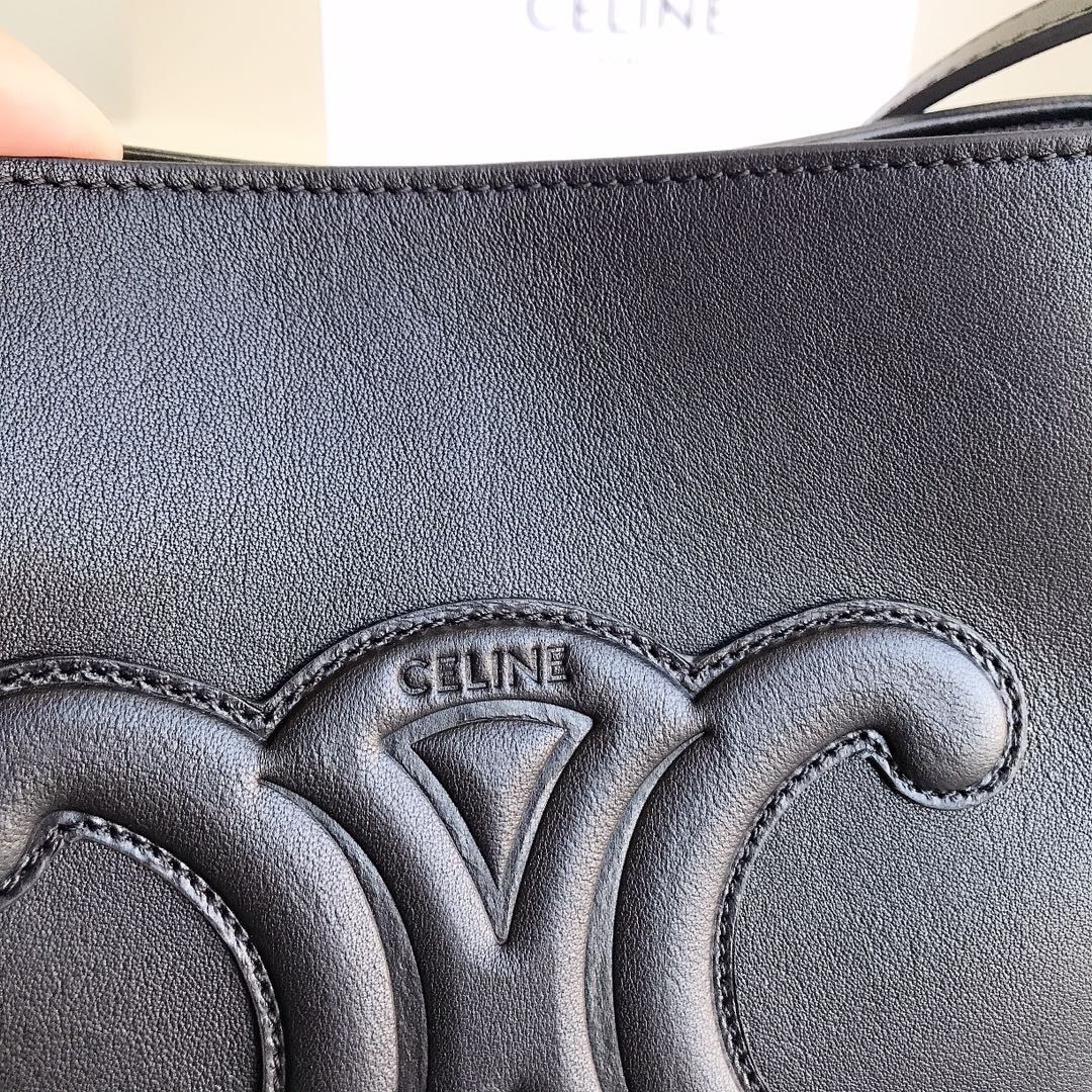 [CELINE-셀린느] 셀린느 미디엄  버킷 퀴르 트리옹프 스무스 카프스킨 블랙