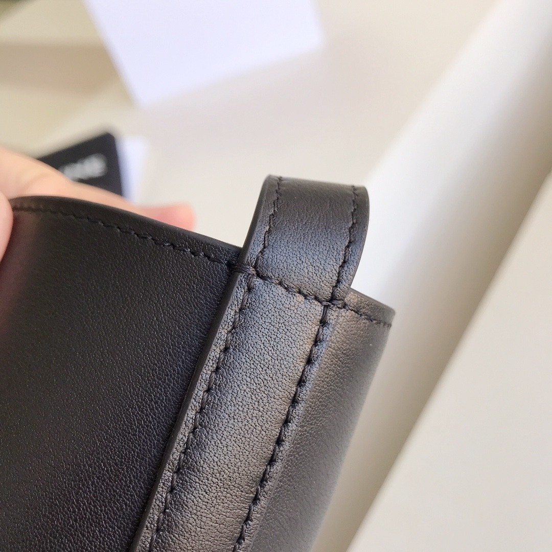 [CELINE-셀린느] 셀린느 미디엄  버킷 퀴르 트리옹프 스무스 카프스킨 블랙