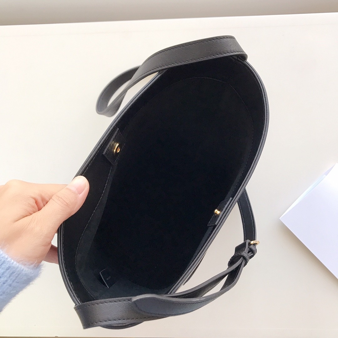 [CELINE-셀린느] 셀린느 미디엄  버킷 퀴르 트리옹프 스무스 카프스킨 블랙