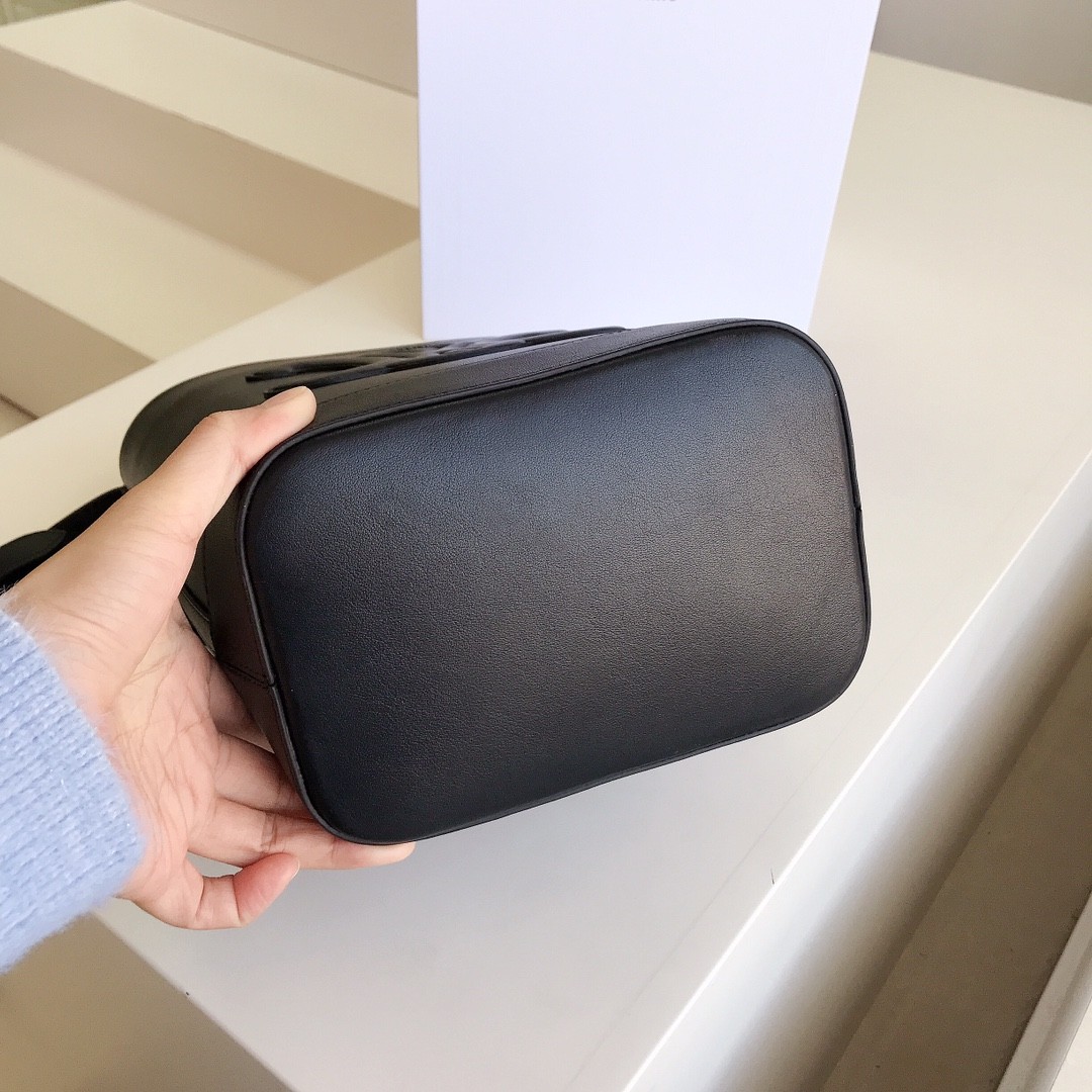 [CELINE-셀린느] 셀린느 미디엄  버킷 퀴르 트리옹프 스무스 카프스킨 블랙