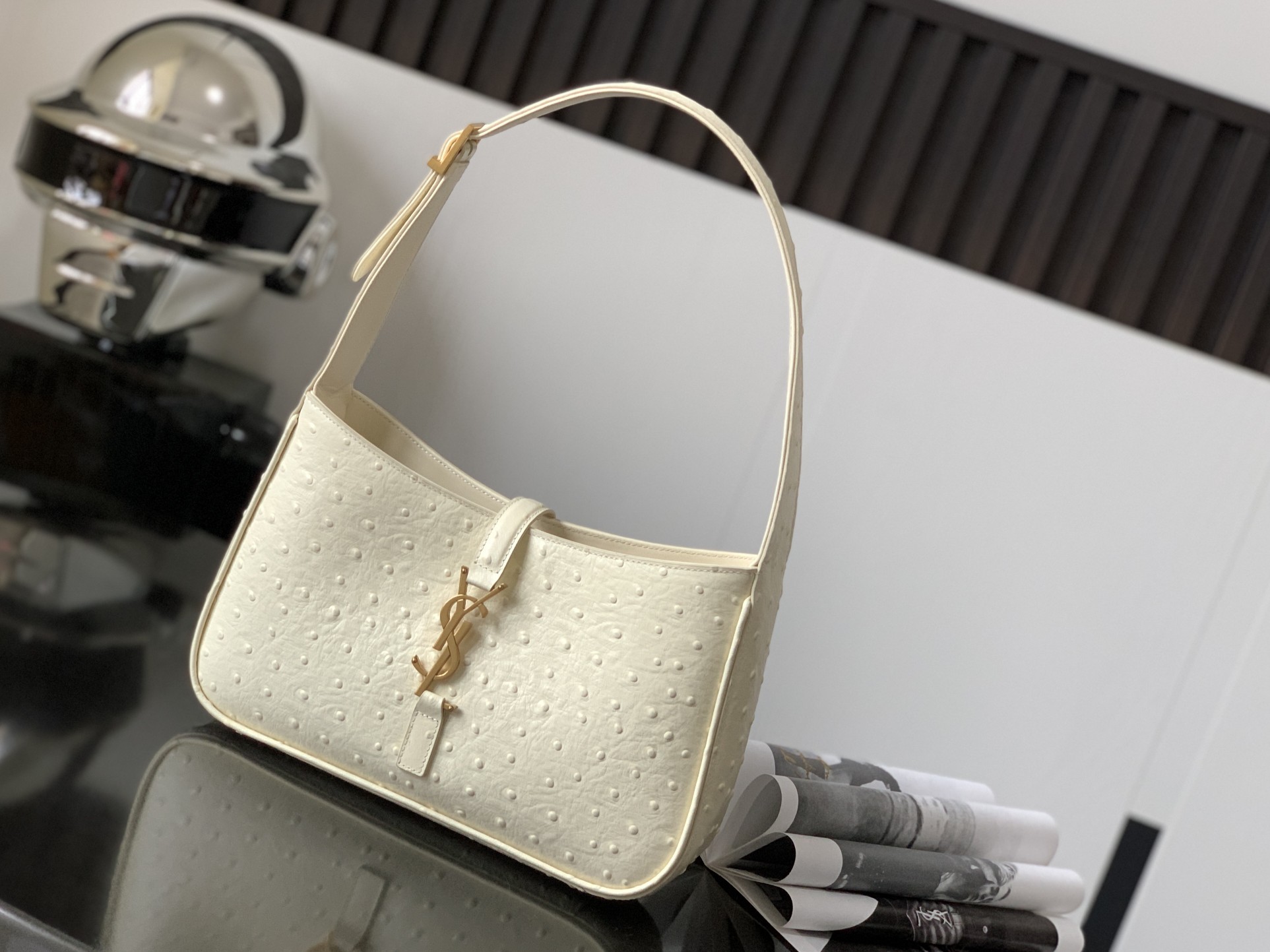 세인트로랑 스무스 악어가죽 LE 5A7 스몰 호보백 (크림)