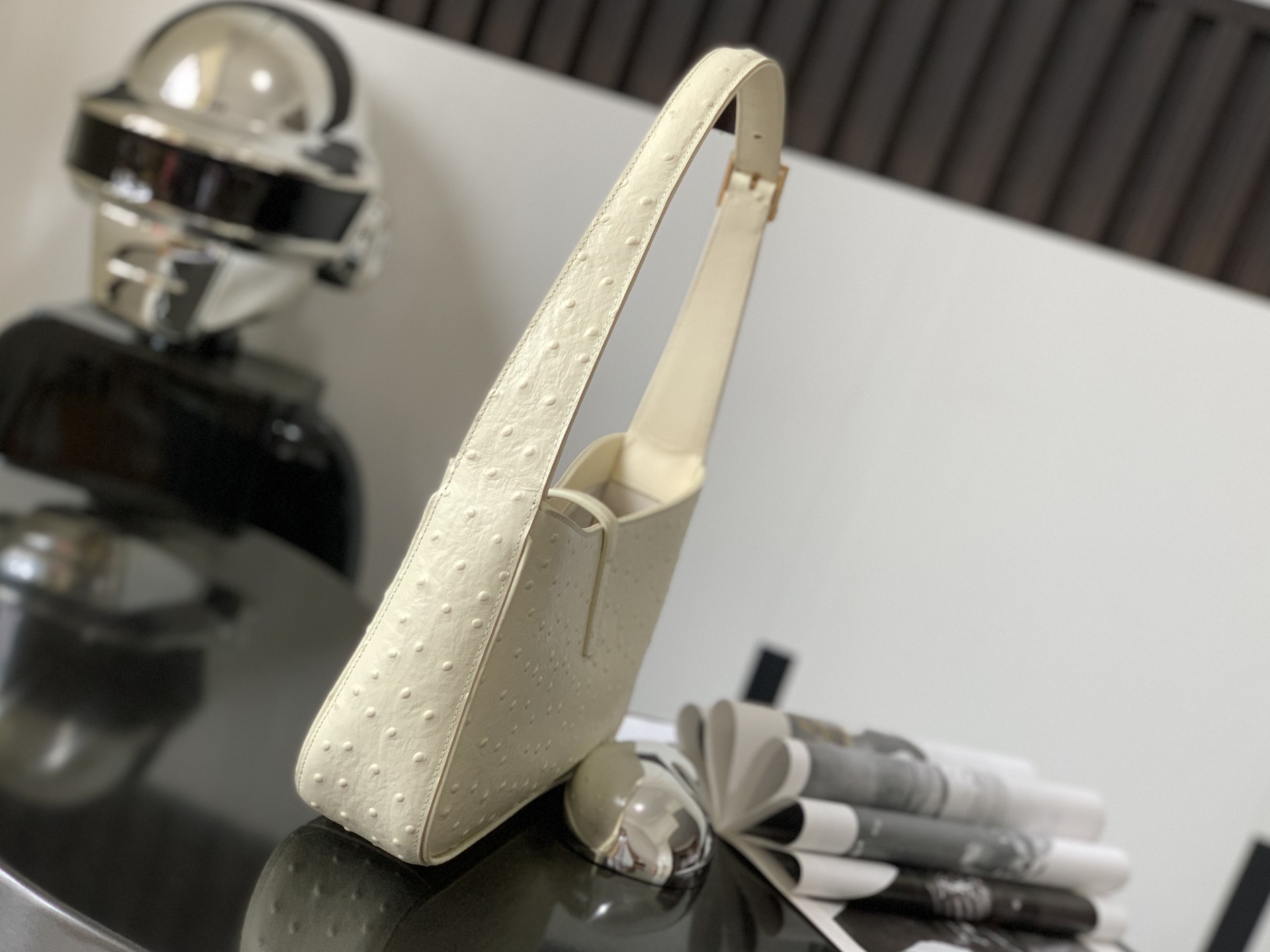 세인트로랑 스무스 악어가죽 LE 5A7 스몰 호보백 (크림)