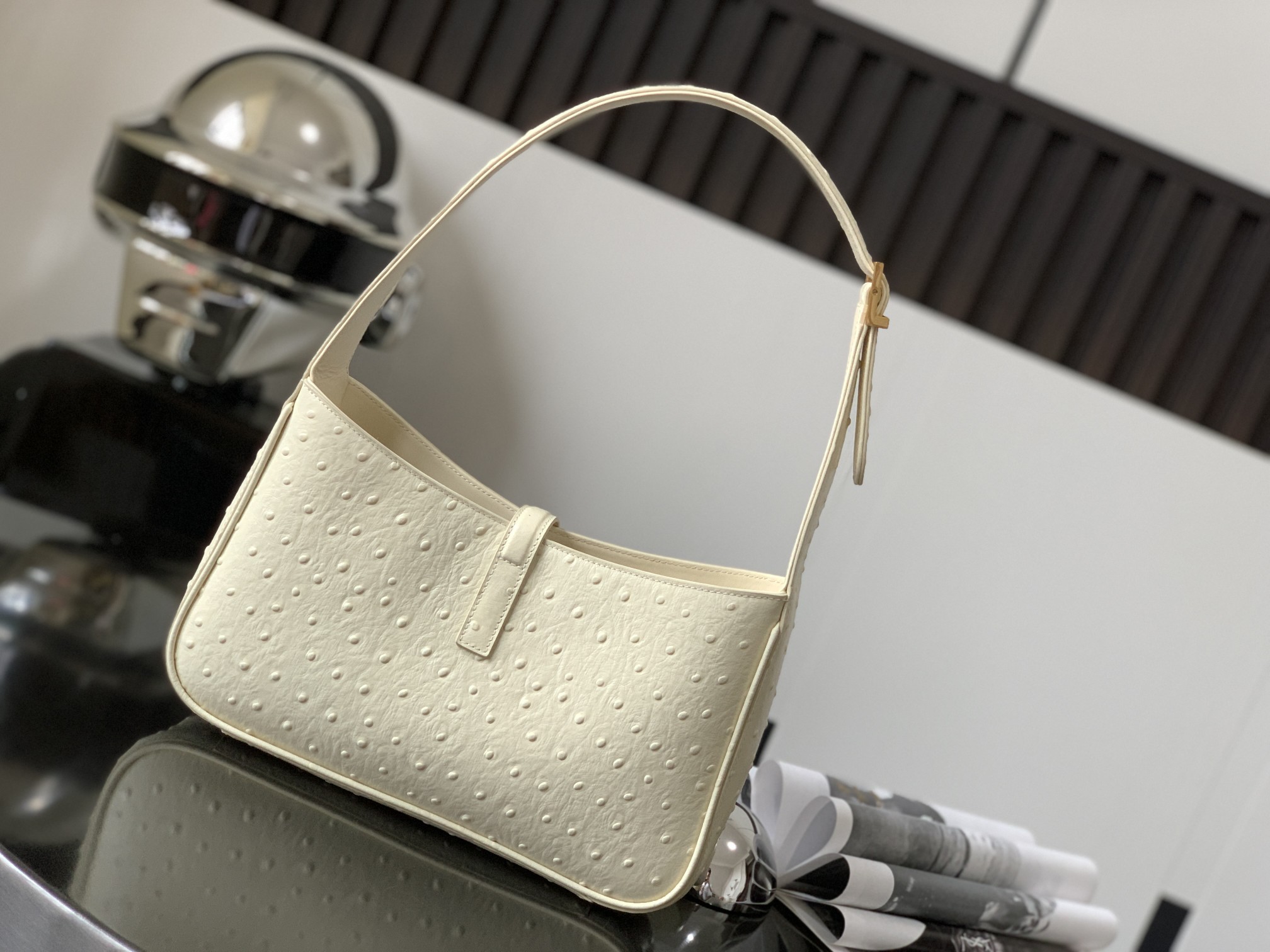 세인트로랑 스무스 악어가죽 LE 5A7 스몰 호보백 (크림)