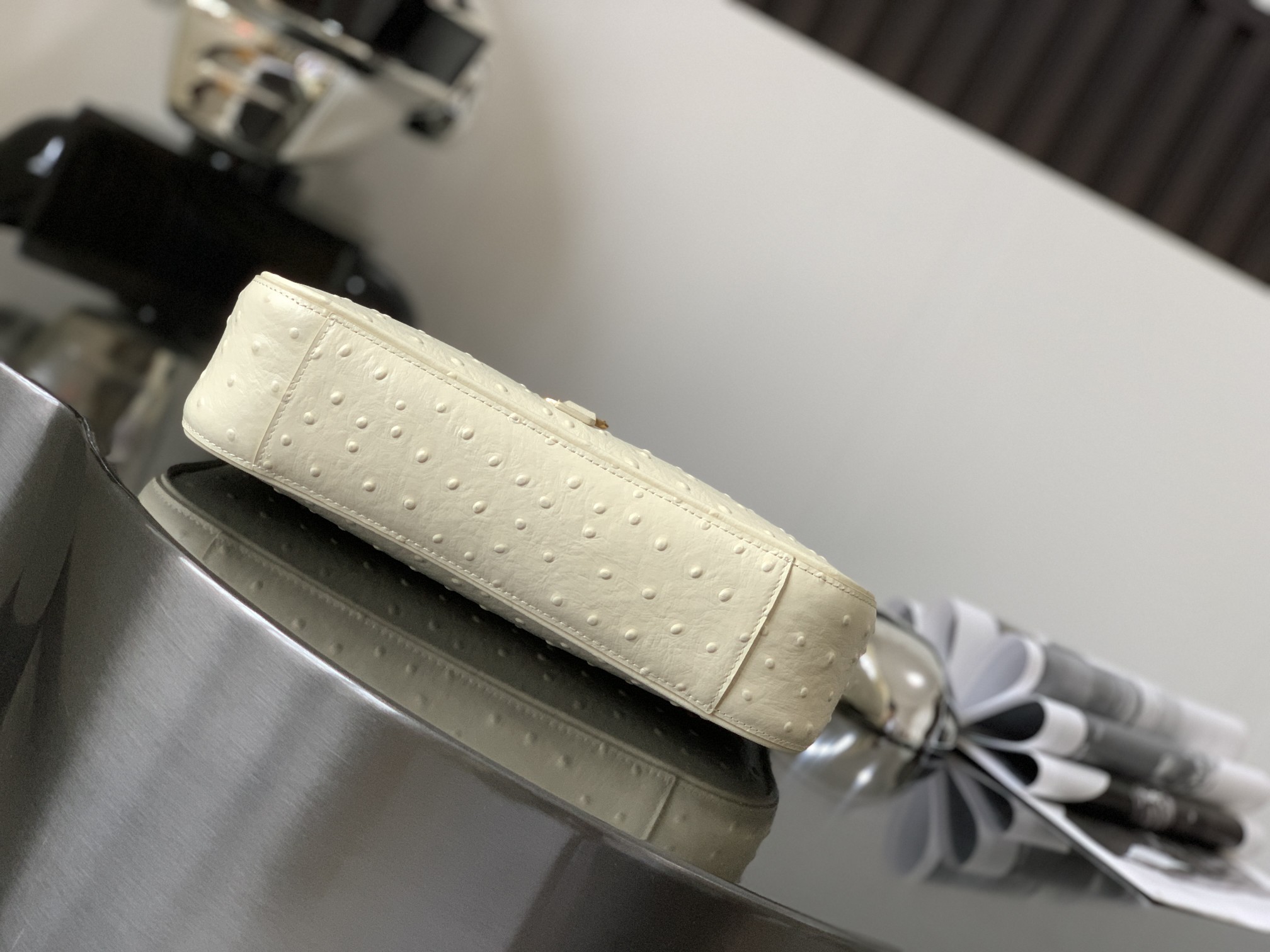 세인트로랑 스무스 악어가죽 LE 5A7 스몰 호보백 (크림)