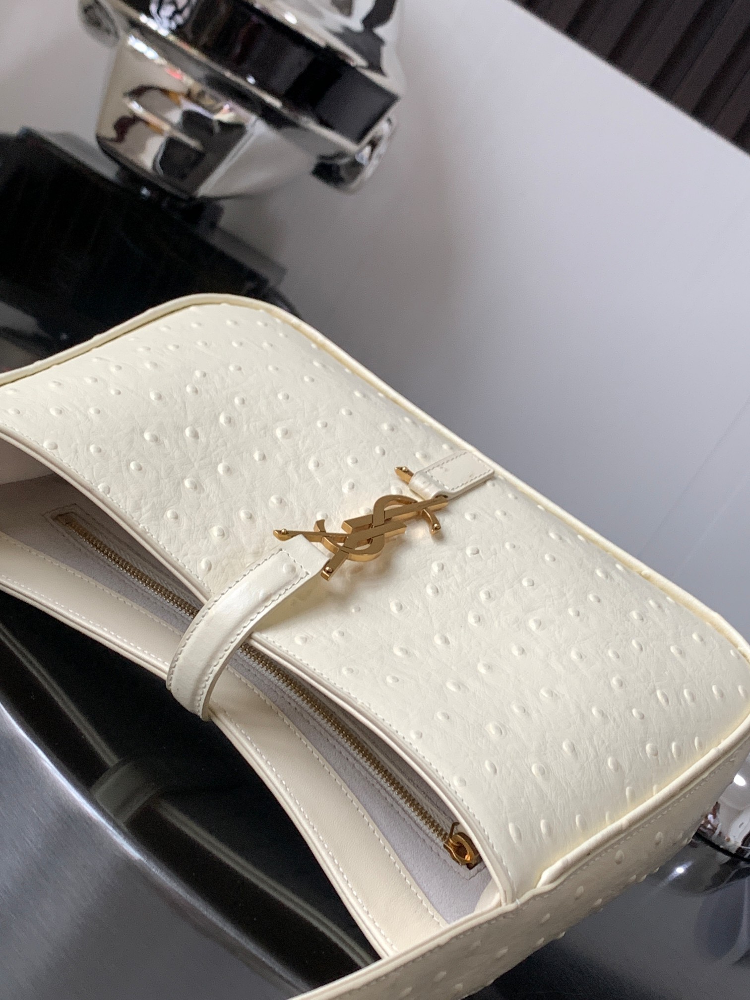 세인트로랑 스무스 악어가죽 LE 5A7 스몰 호보백 (크림)