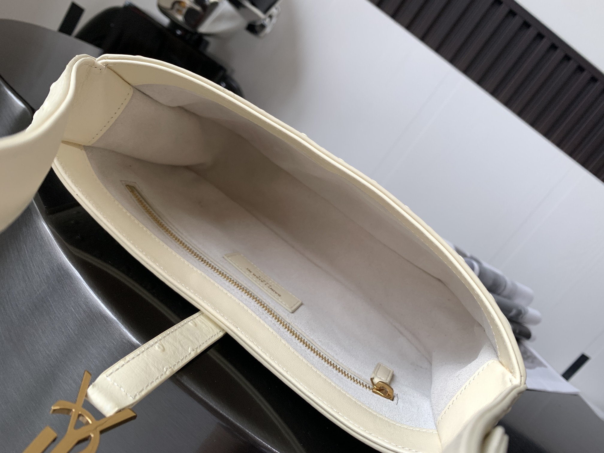 세인트로랑 스무스 악어가죽 LE 5A7 스몰 호보백 (크림)