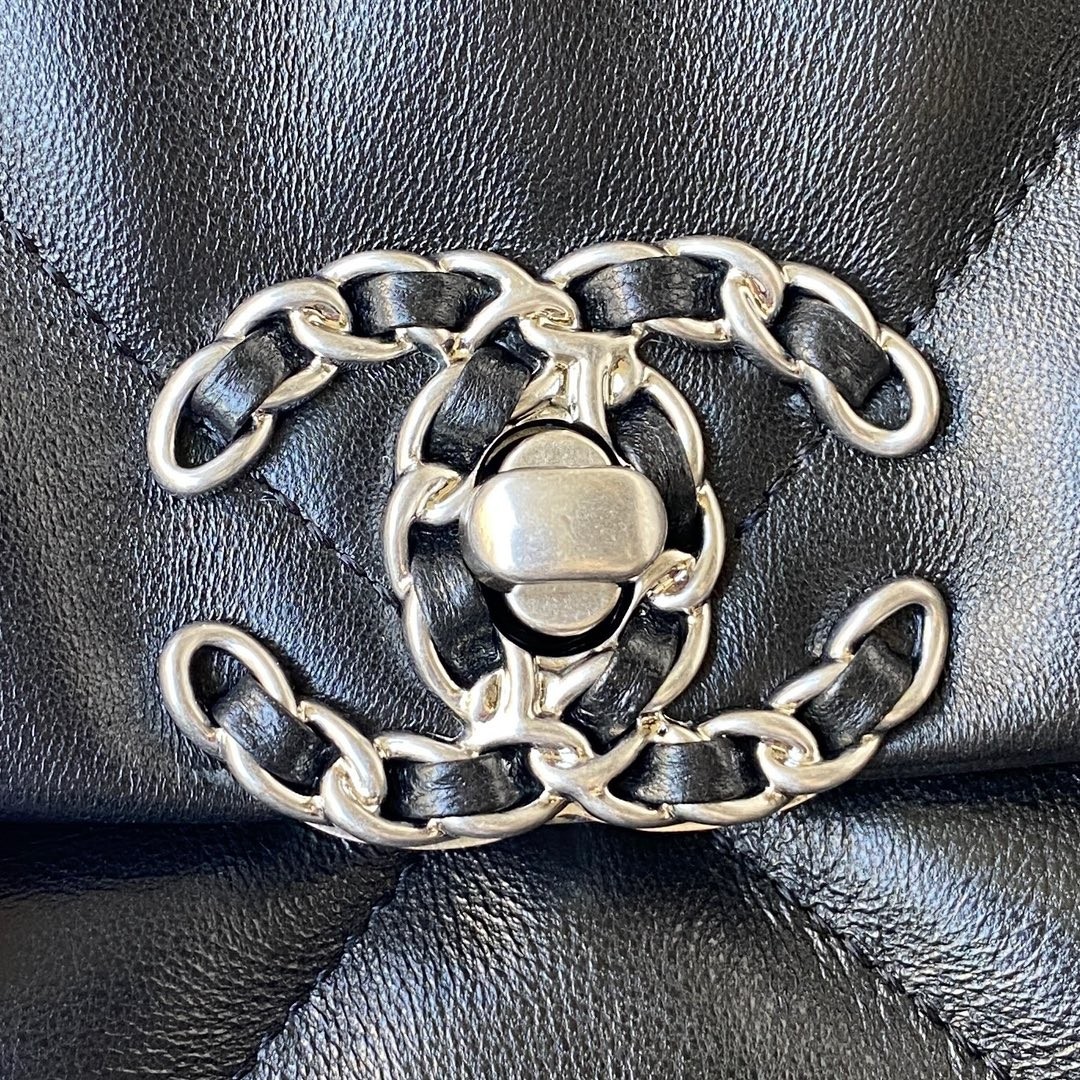 샤넬 19백 블랙 램스킨 은장 라지 (30cm)