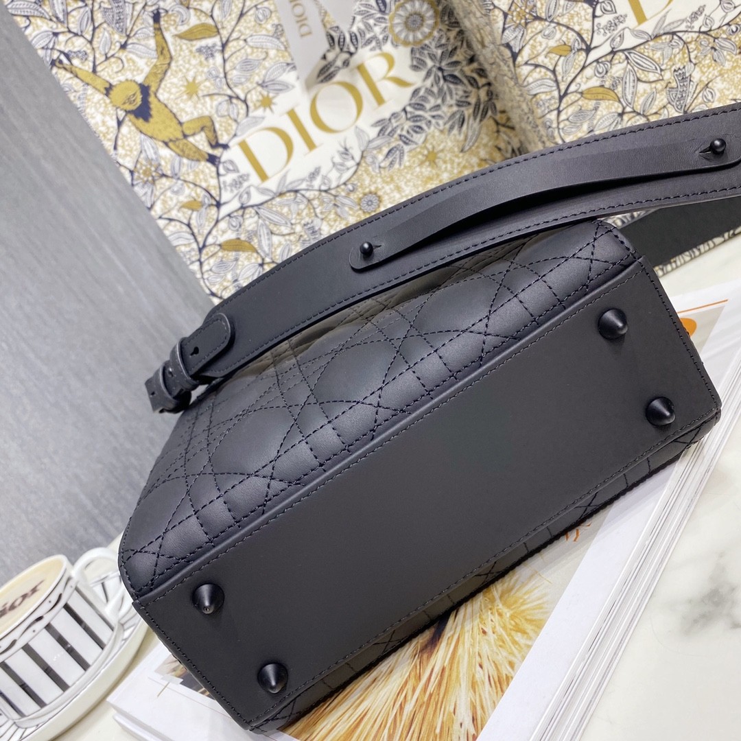 디올 레이디백 이니셜 벳지 매트 (블랙)