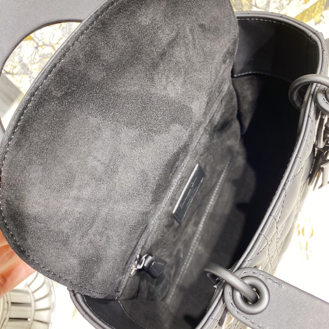 디올 레이디백 이니셜 벳지 매트 (블랙)