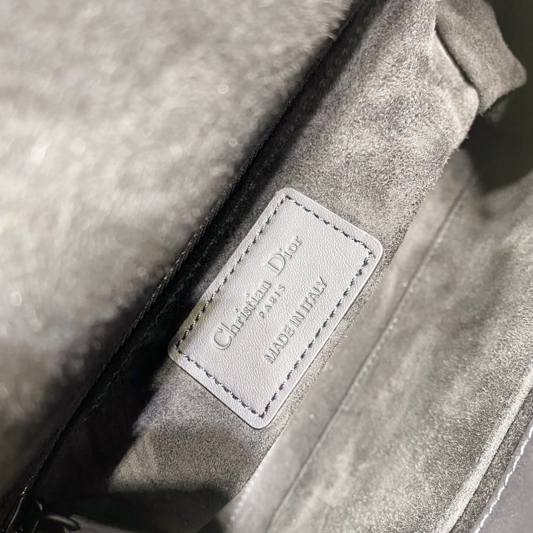 디올 레이디백 이니셜 벳지 매트 (블랙)