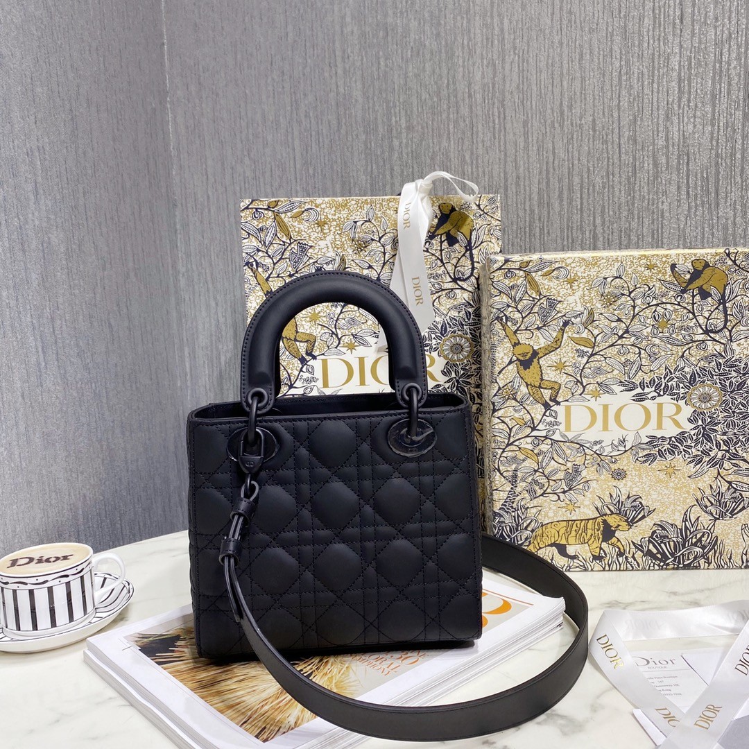 디올 레이디백 이니셜 벳지 매트 (블랙)