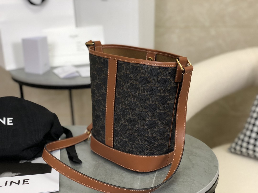 [CELINE-셀린느] 스몰 버킷 - 트리옹프 캔버스 & 카프스킨 탠  [백경]