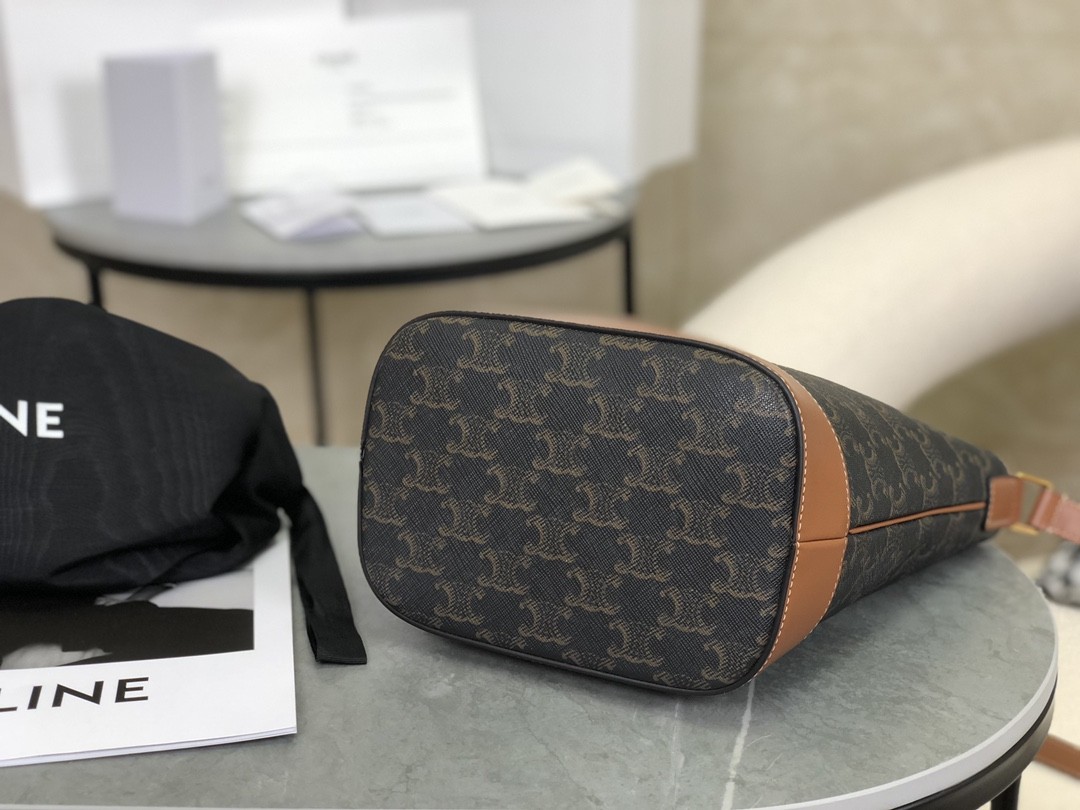 [CELINE-셀린느] 스몰 버킷 - 트리옹프 캔버스 & 카프스킨 탠  [백경]