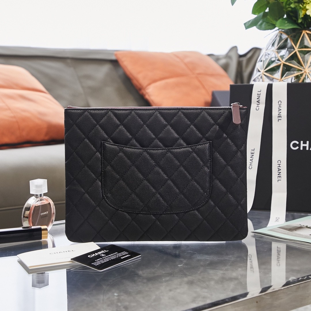 샤넬 클래식 클러치백 캐비어 미듐