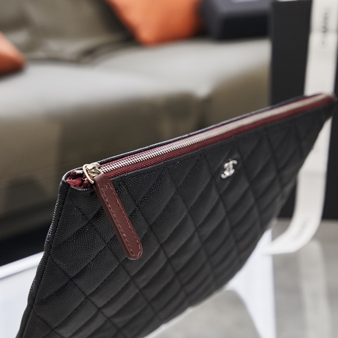 샤넬 클래식 클러치백 캐비어 미듐