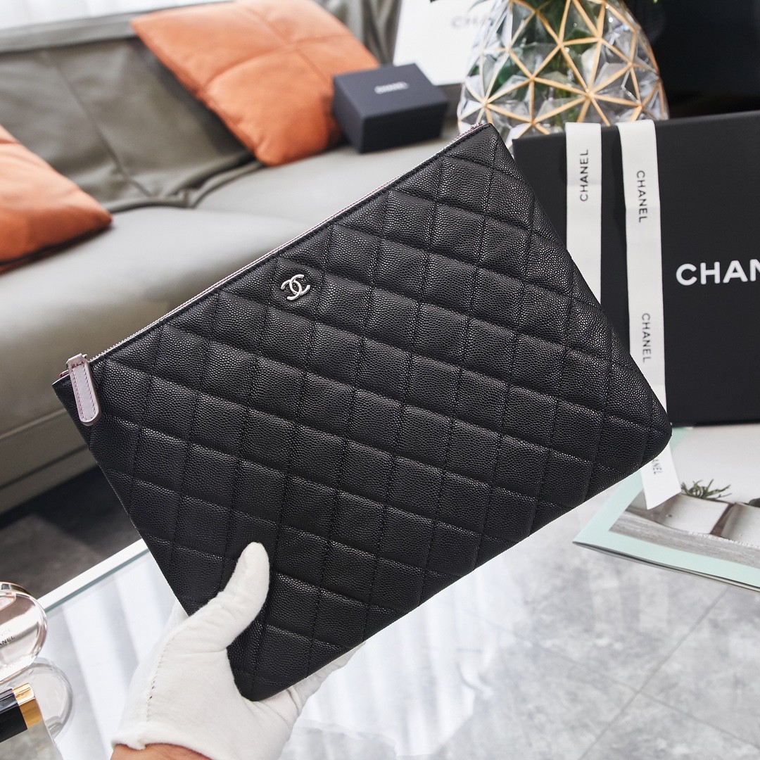 샤넬 클래식 클러치백 캐비어 미듐