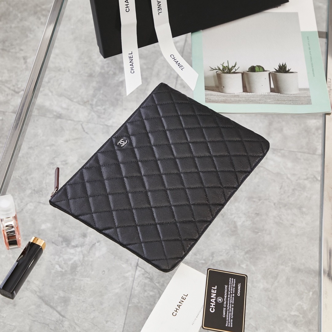 샤넬 클래식 클러치백 캐비어 미듐