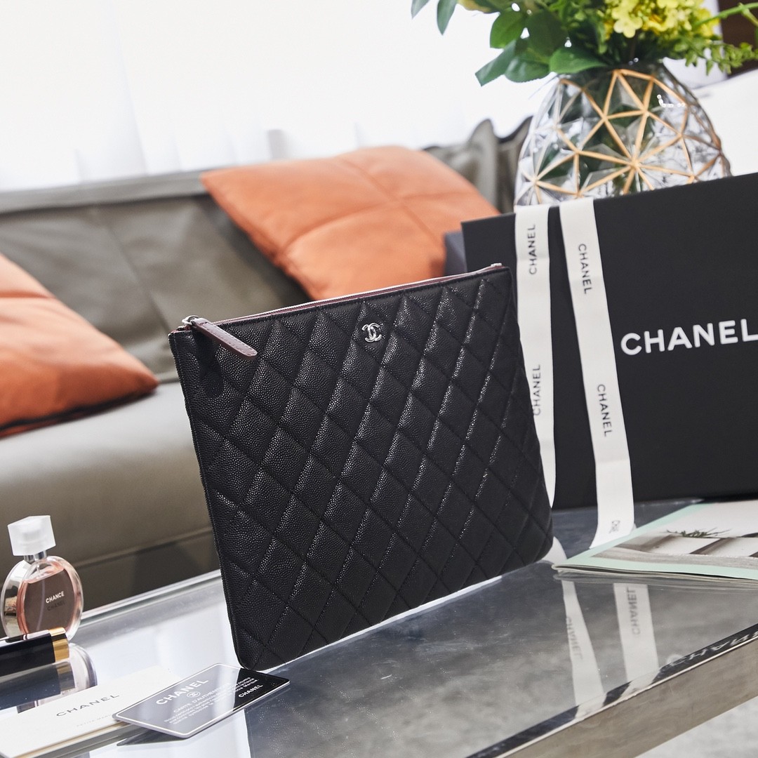 샤넬 클래식 클러치백 캐비어 미듐