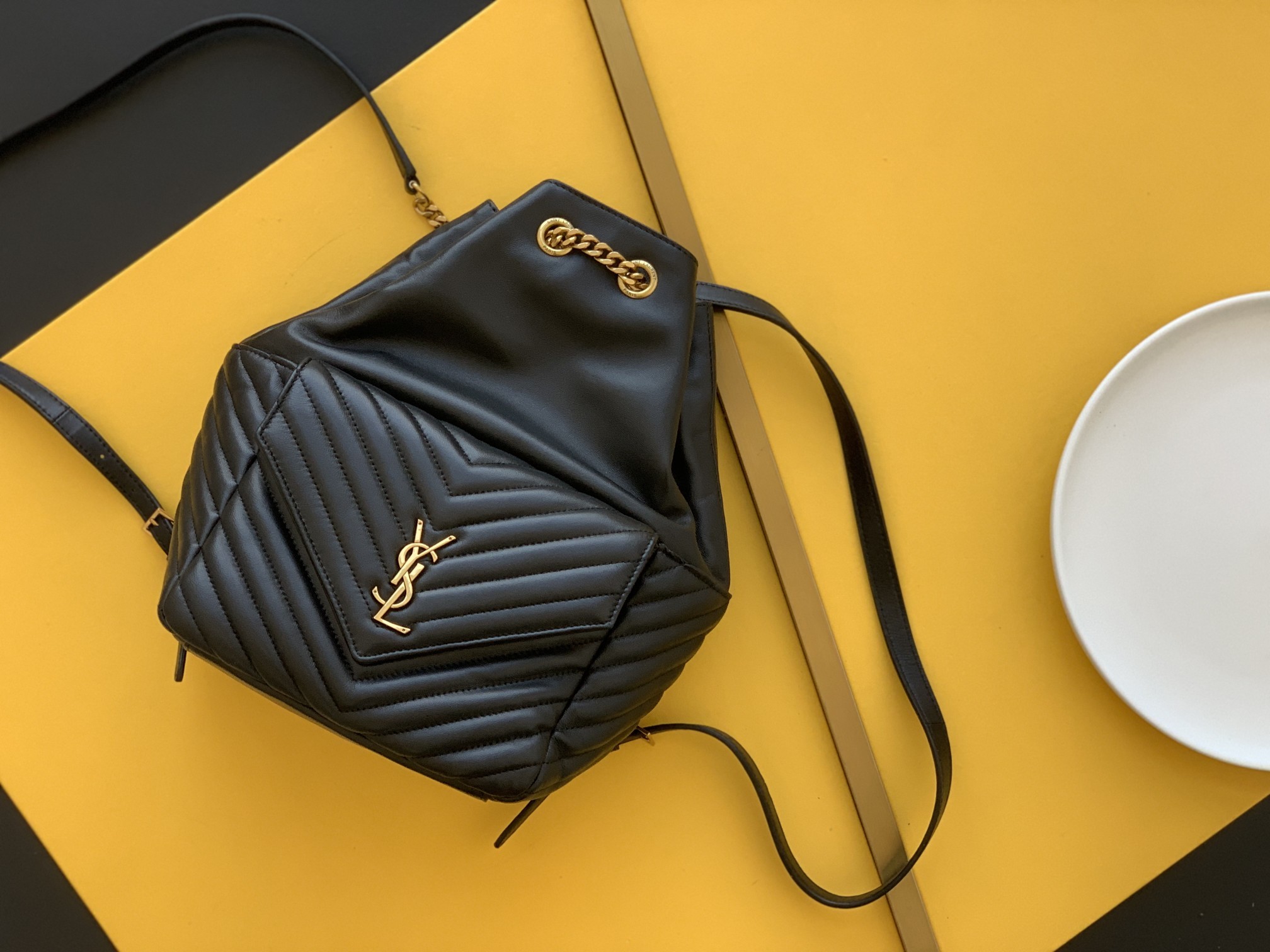 세인트로랑 모노그램 조이 메탈릭 백팩 (블랙)