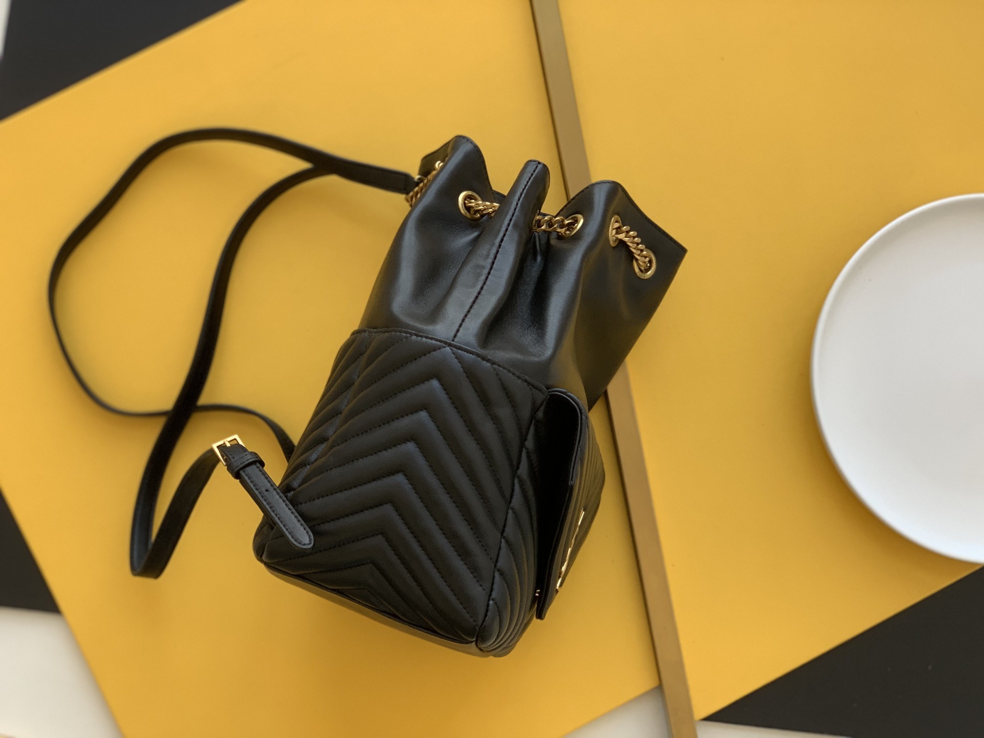 세인트로랑 모노그램 조이 메탈릭 백팩 (블랙)