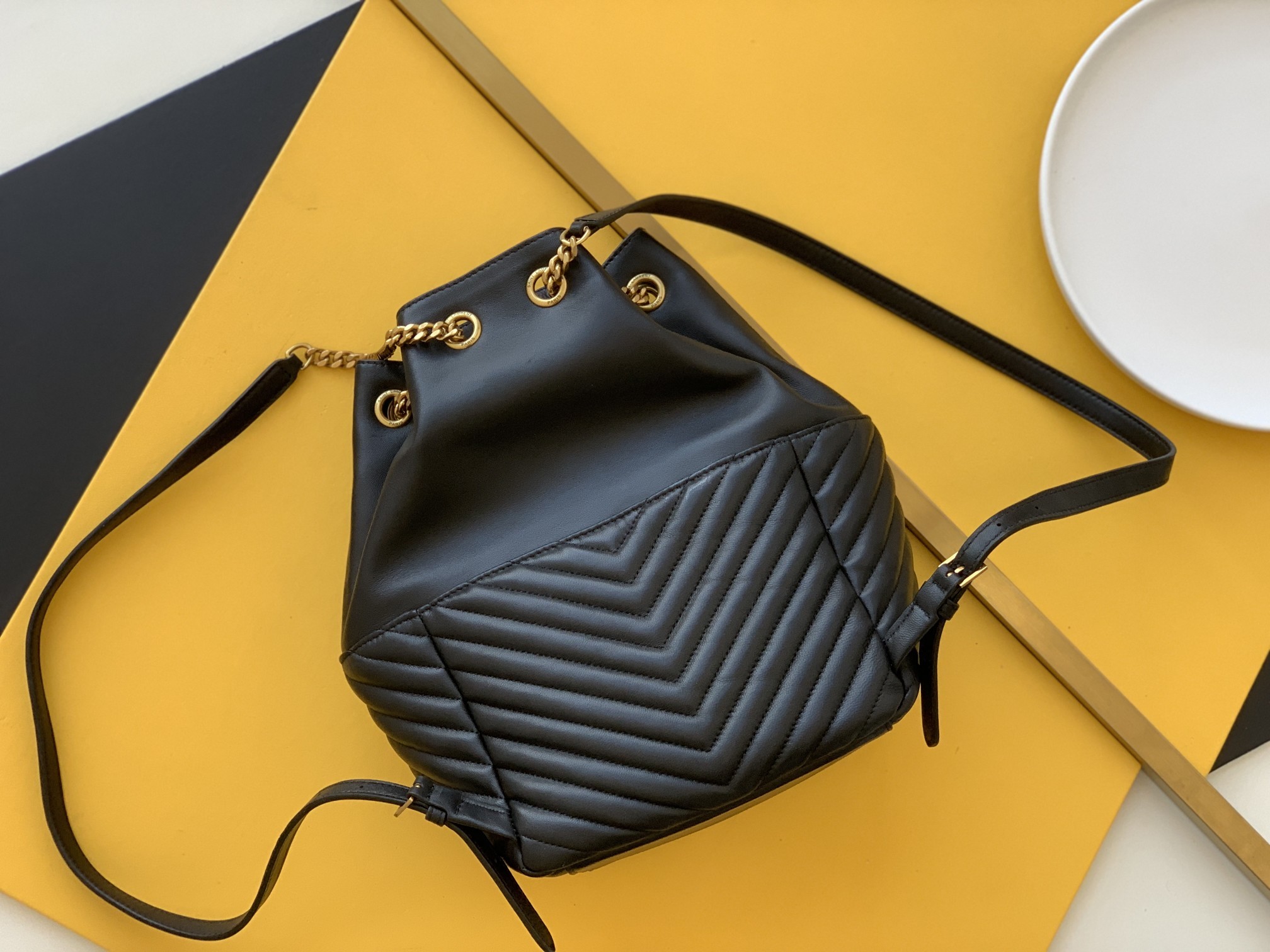 세인트로랑 모노그램 조이 메탈릭 백팩 (블랙)