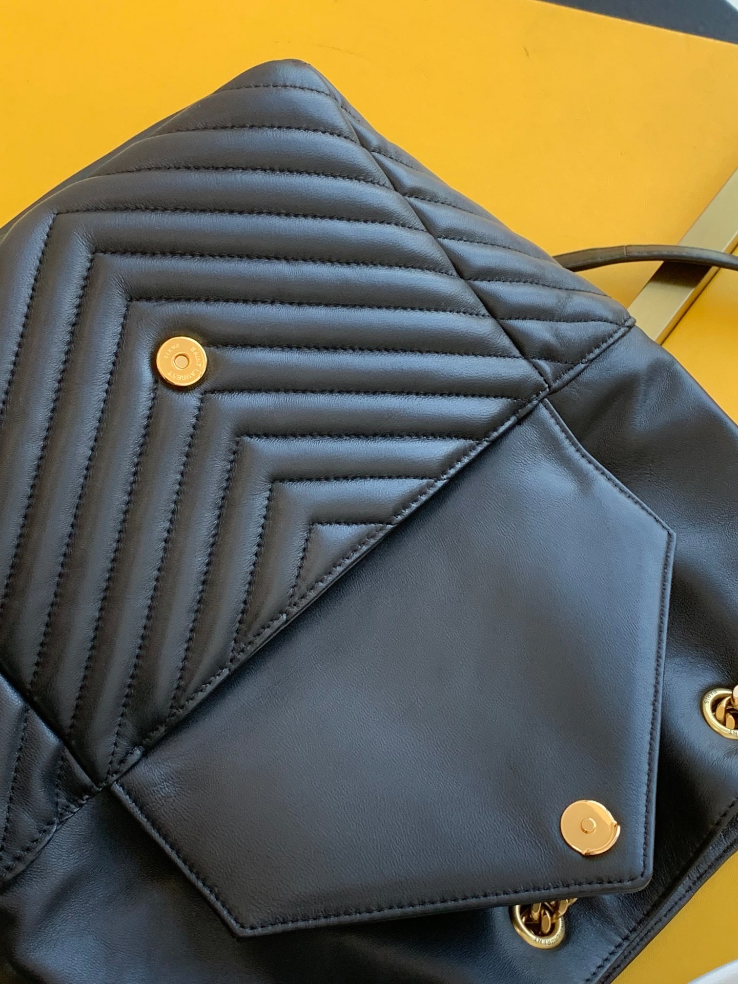 세인트로랑 모노그램 조이 메탈릭 백팩 (블랙)