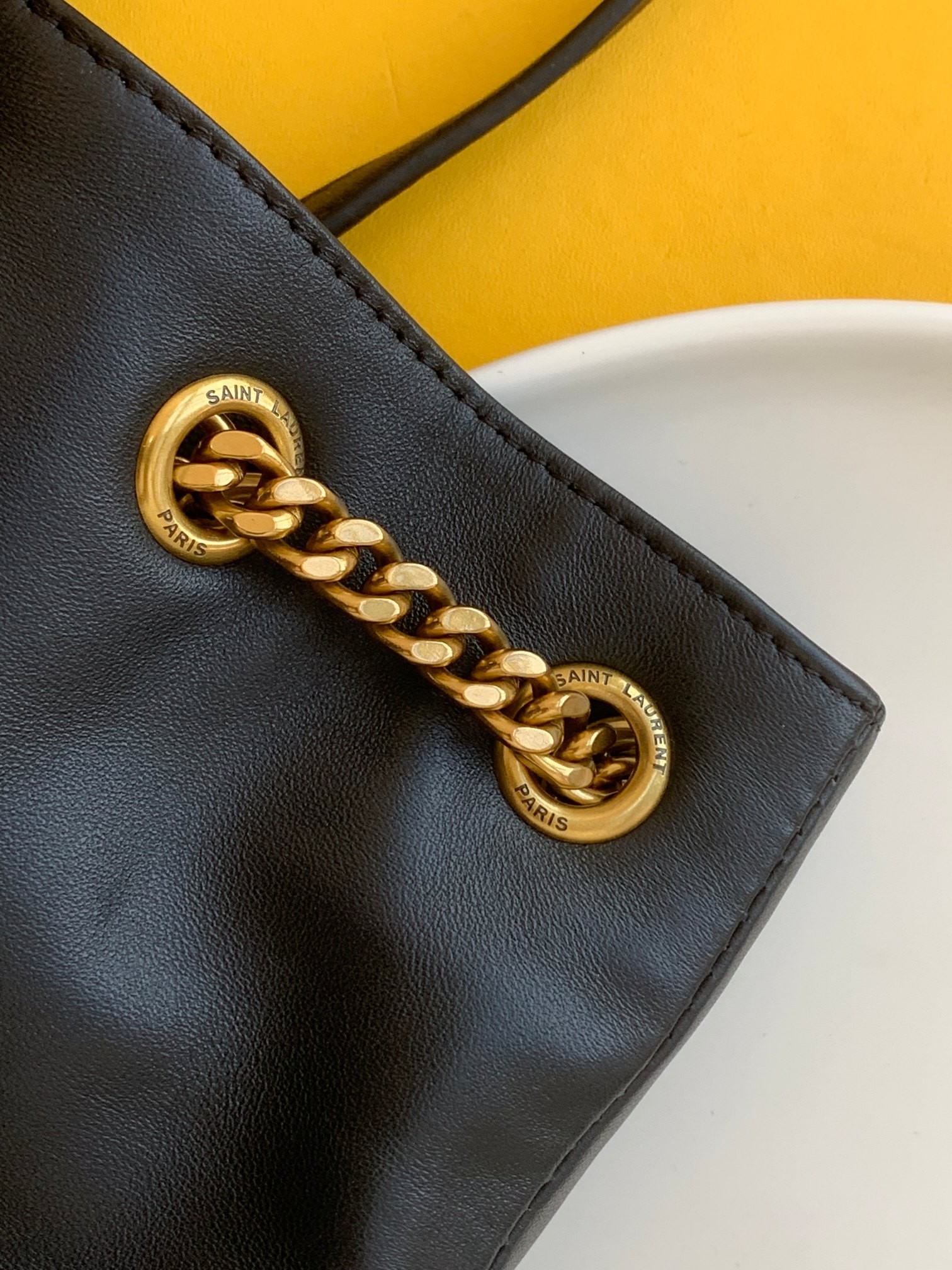 세인트로랑 모노그램 조이 메탈릭 백팩 (블랙)