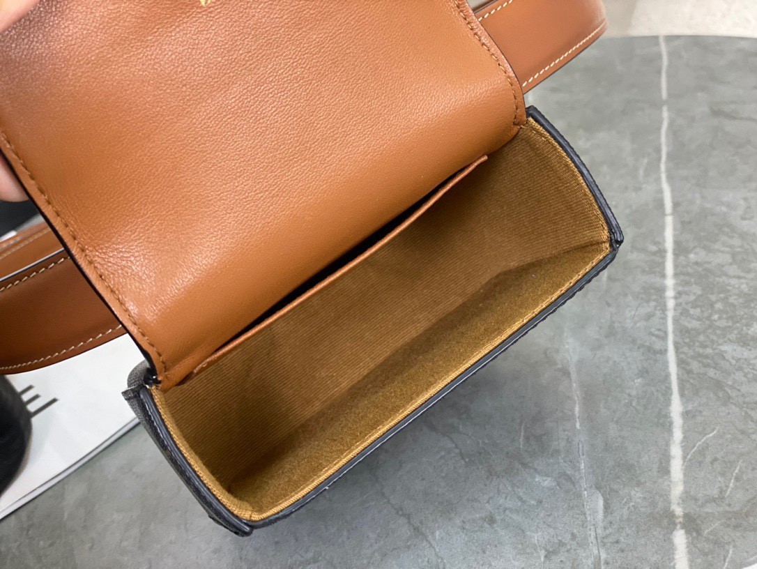 [CELINE-셀린느] 트리옹프 벨트백 - 트리옹프 캔버스 & 카프스킨 탠   [백경]