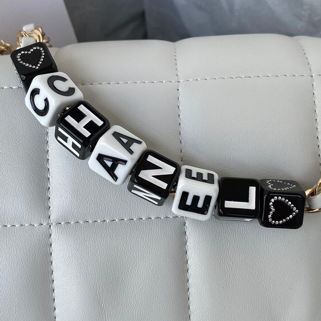 샤넬 주사위 이니셜 플랩백 스몰 (화이트)