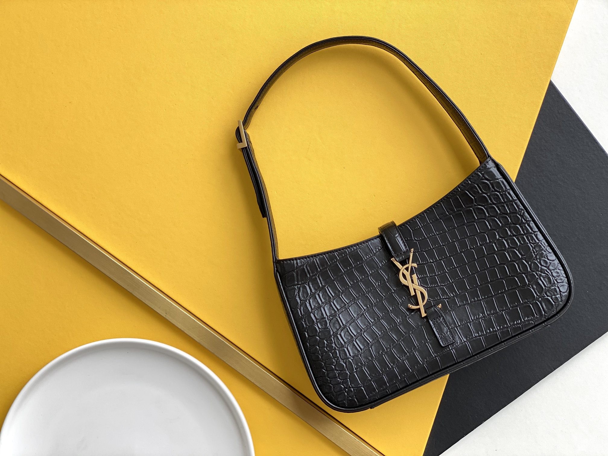 세인트로랑 LE 5A7 크로커다일 엠보스드 샤이니 레더 호보 숄더백 (블랙)
