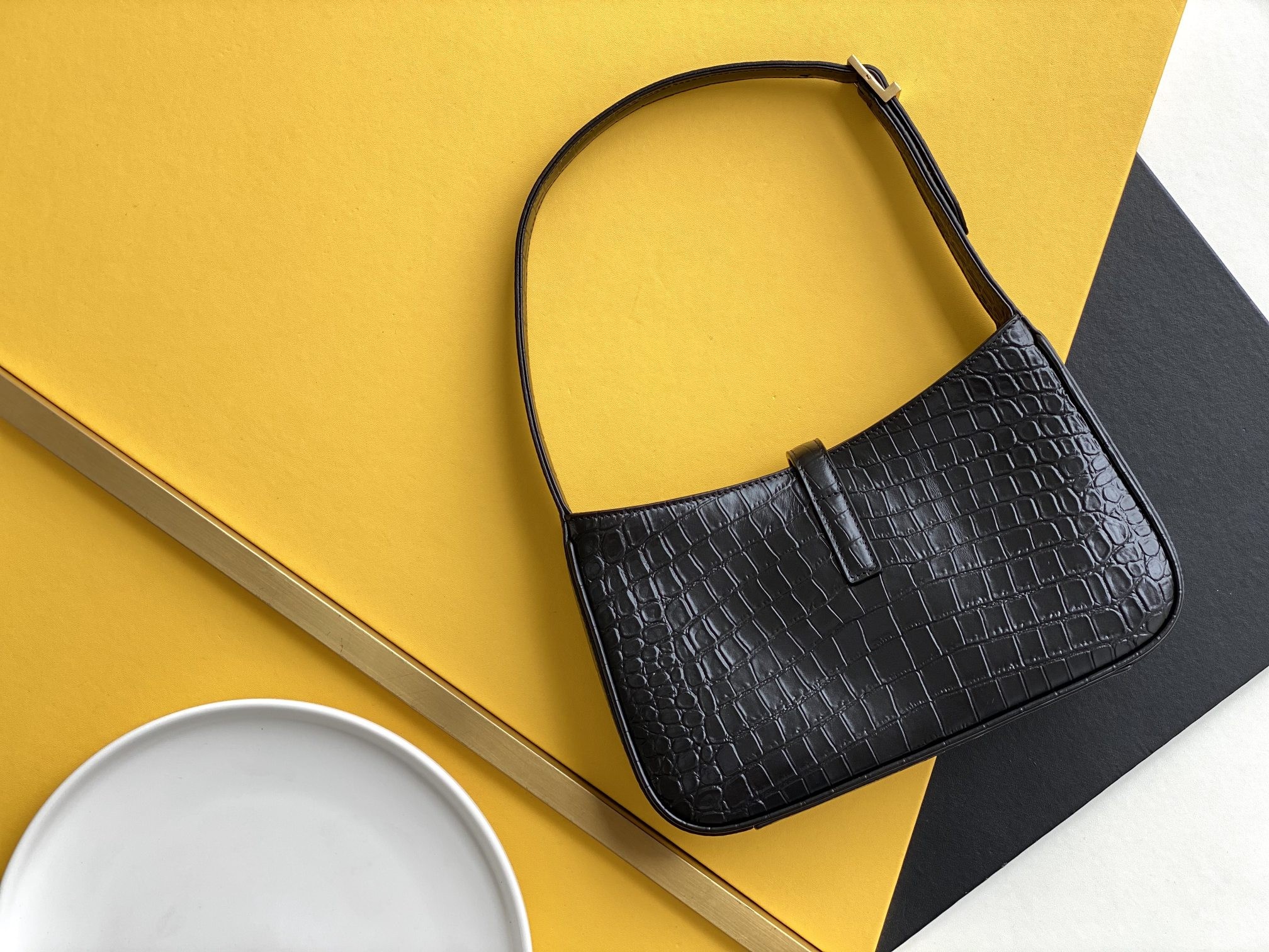 세인트로랑 LE 5A7 크로커다일 엠보스드 샤이니 레더 호보 숄더백 (블랙)