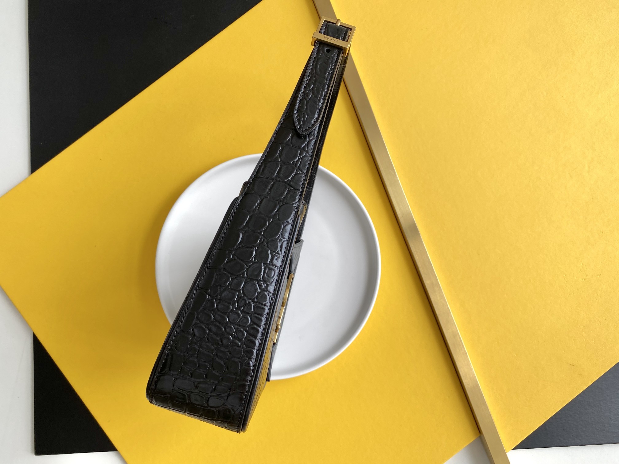 세인트로랑 LE 5A7 크로커다일 엠보스드 샤이니 레더 호보 숄더백 (블랙)