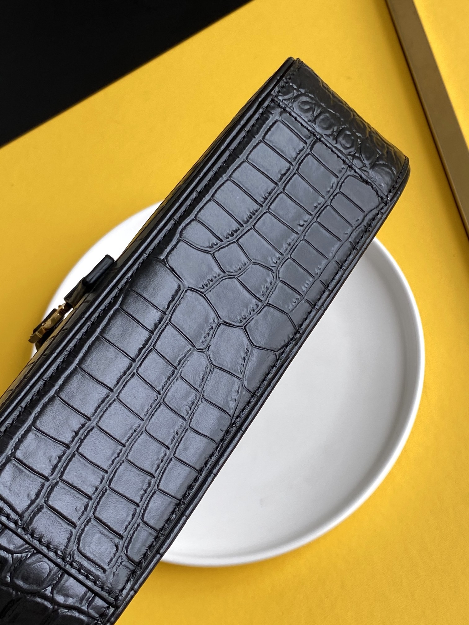 세인트로랑 LE 5A7 크로커다일 엠보스드 샤이니 레더 호보 숄더백 (블랙)