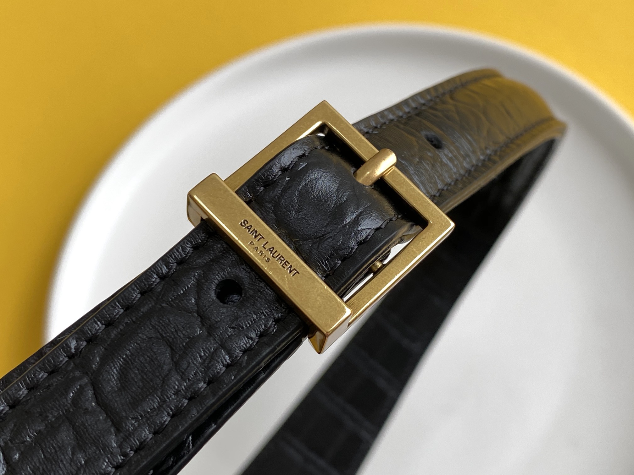 세인트로랑 LE 5A7 크로커다일 엠보스드 샤이니 레더 호보 숄더백 (블랙)