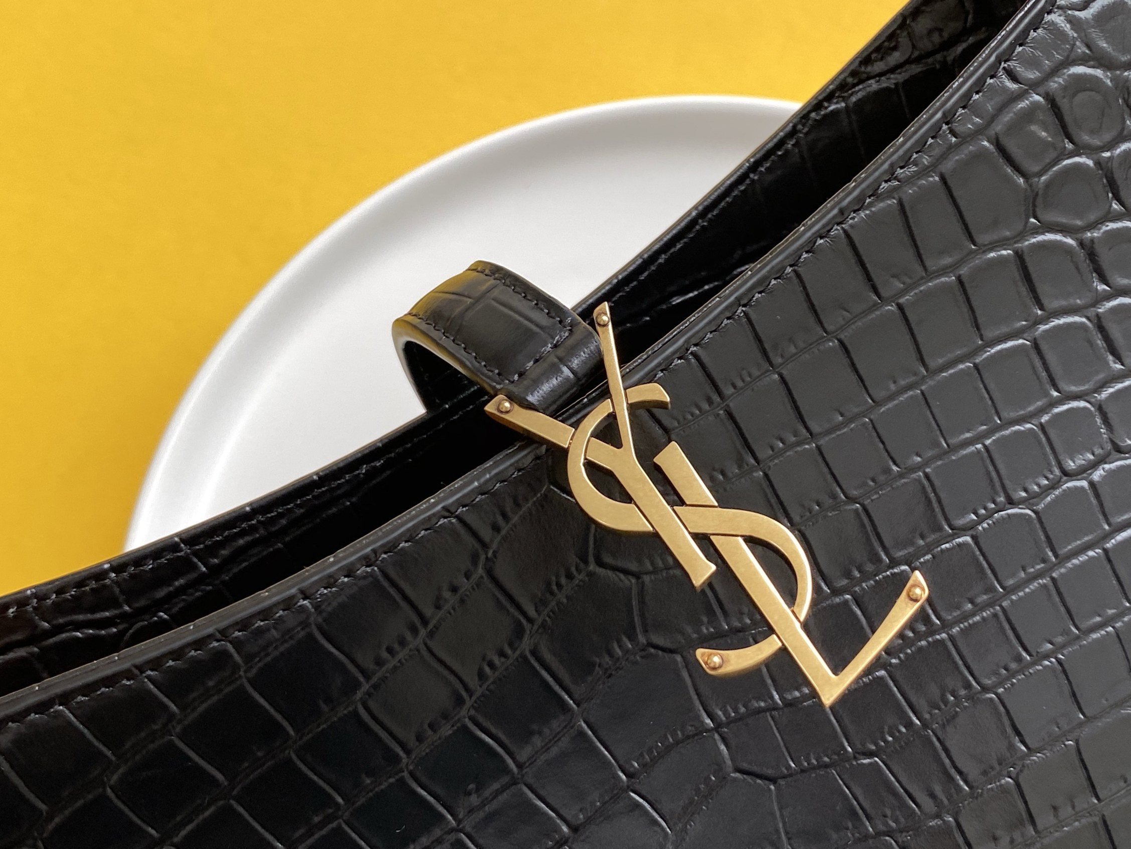 세인트로랑 LE 5A7 크로커다일 엠보스드 샤이니 레더 호보 숄더백 (블랙)