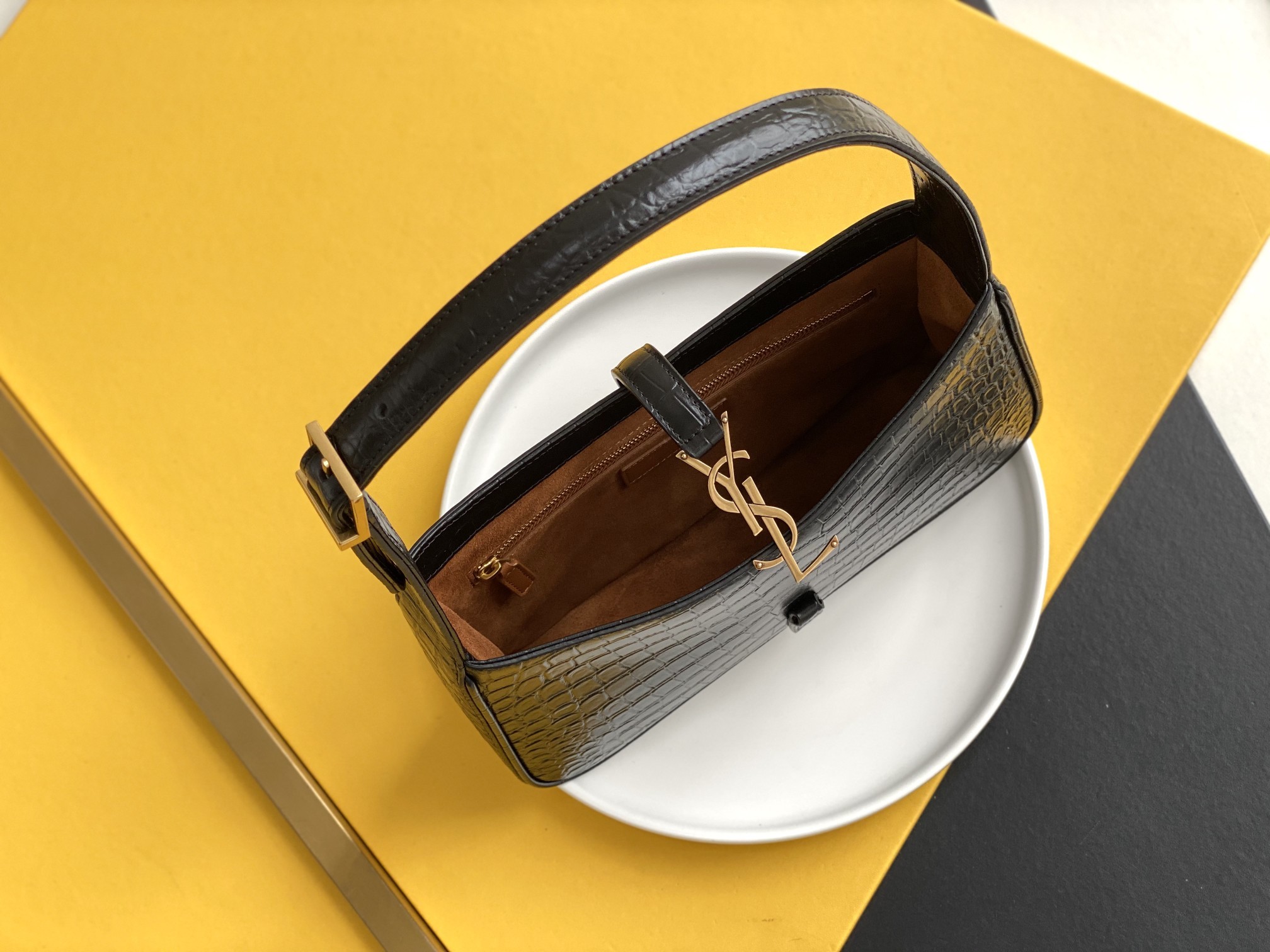 세인트로랑 LE 5A7 크로커다일 엠보스드 샤이니 레더 호보 숄더백 (블랙)